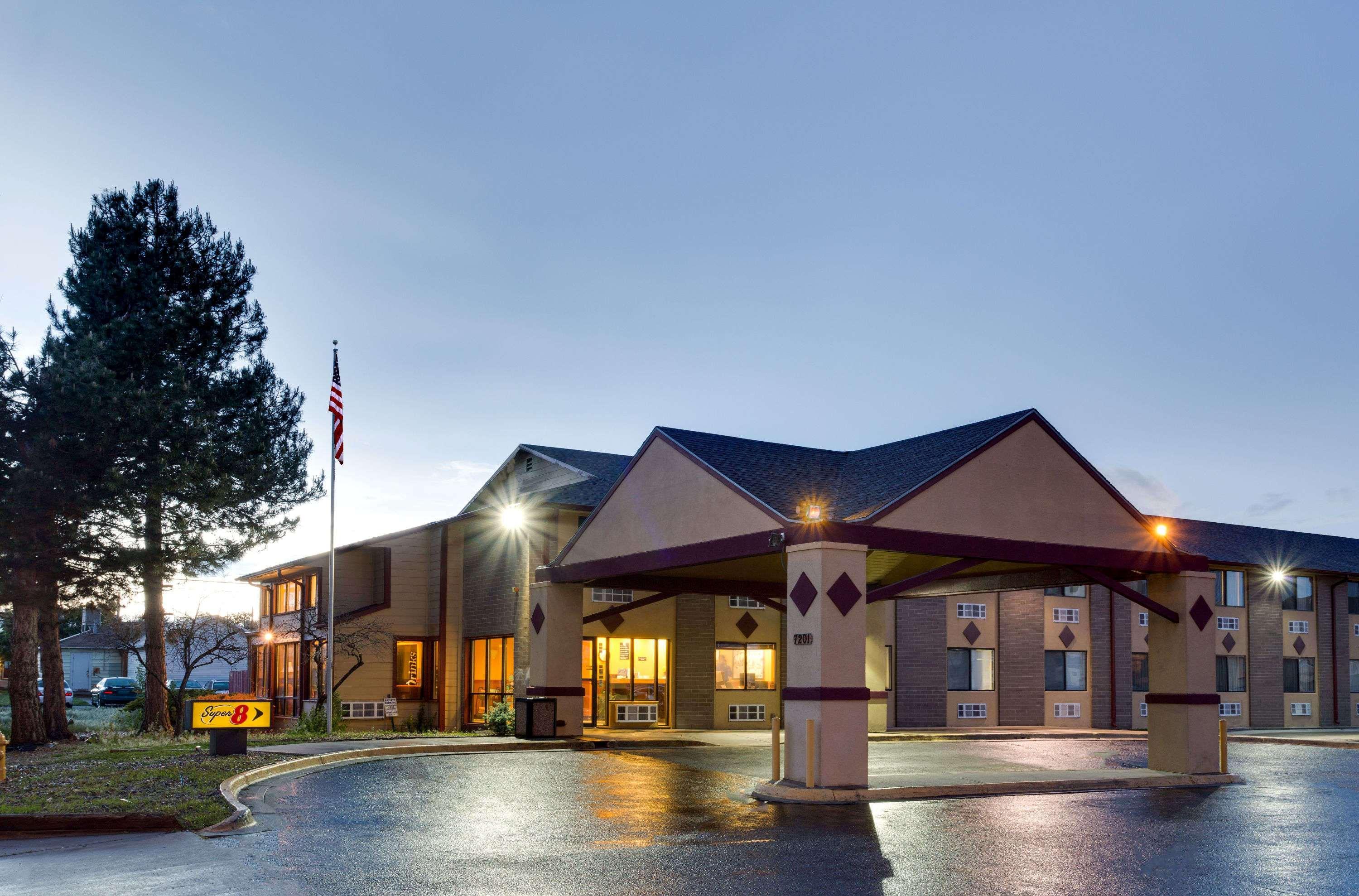 Super 8 By Wyndham Denver Stapleton Bagian luar foto