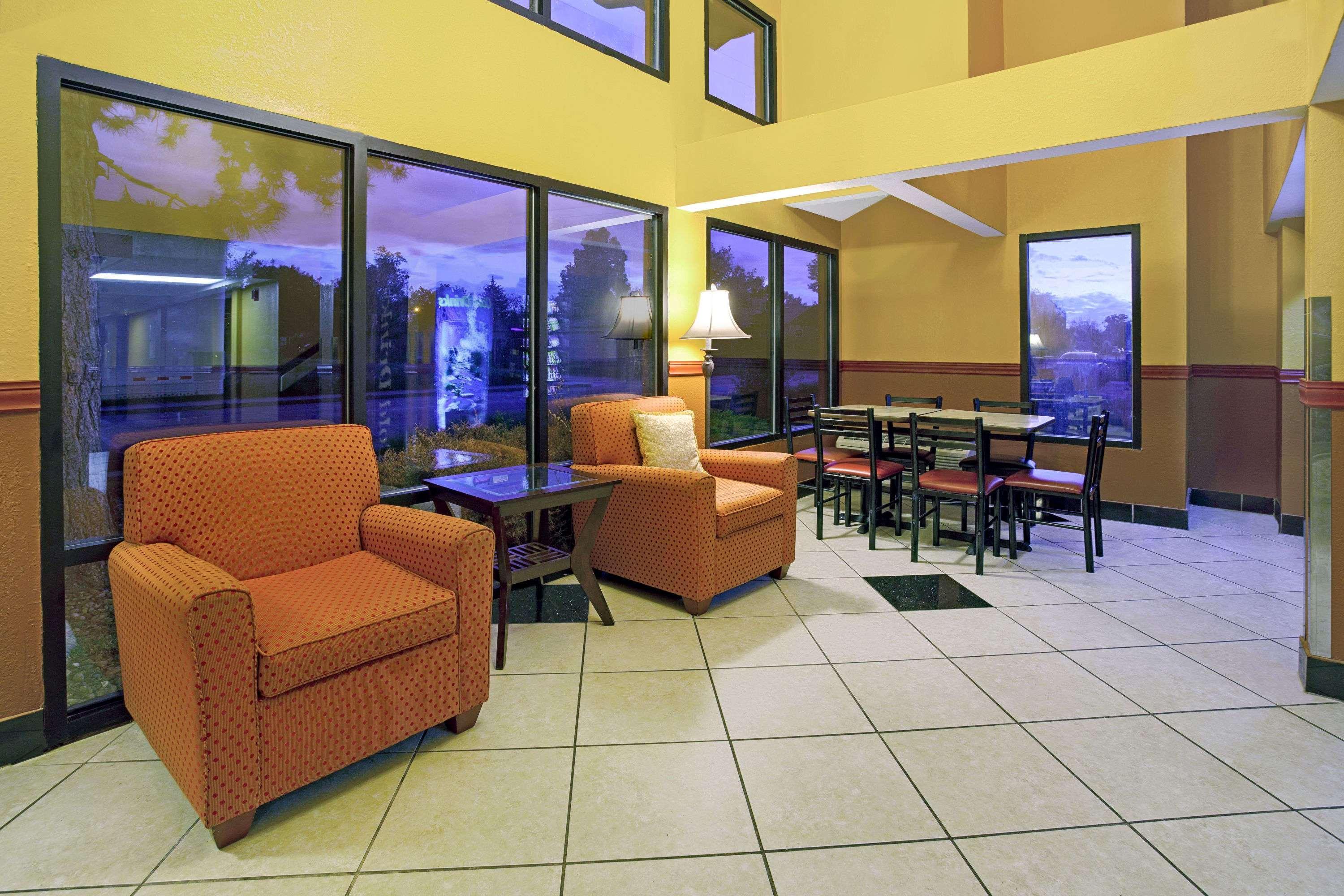 Super 8 By Wyndham Denver Stapleton Bagian luar foto