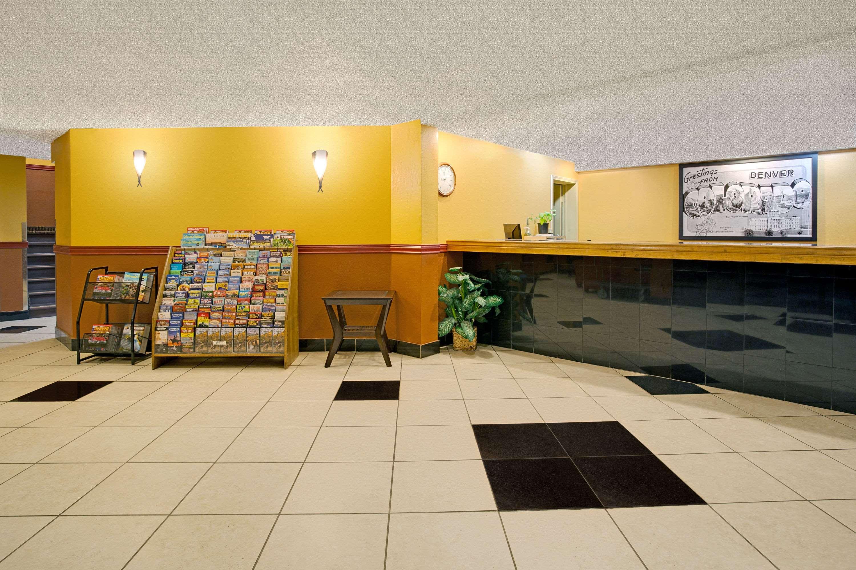 Super 8 By Wyndham Denver Stapleton Bagian luar foto