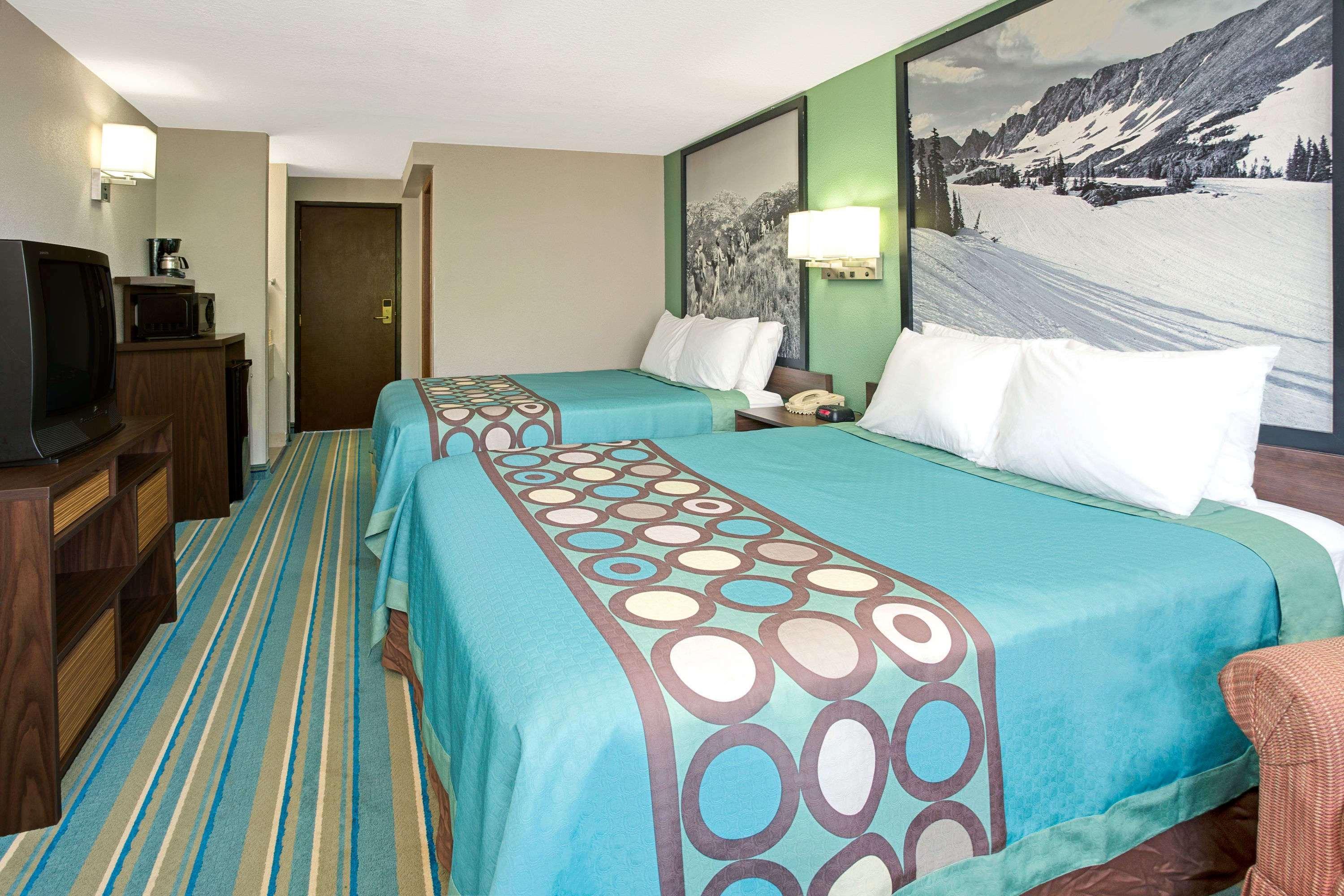 Super 8 By Wyndham Denver Stapleton Bagian luar foto
