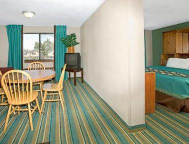 Super 8 By Wyndham Denver Stapleton Bagian luar foto