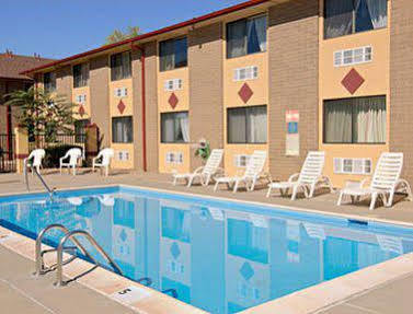Super 8 By Wyndham Denver Stapleton Bagian luar foto