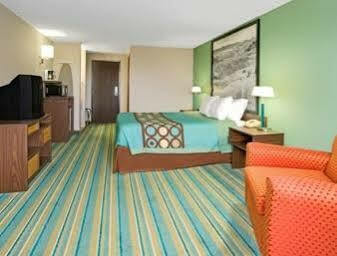 Super 8 By Wyndham Denver Stapleton Bagian luar foto
